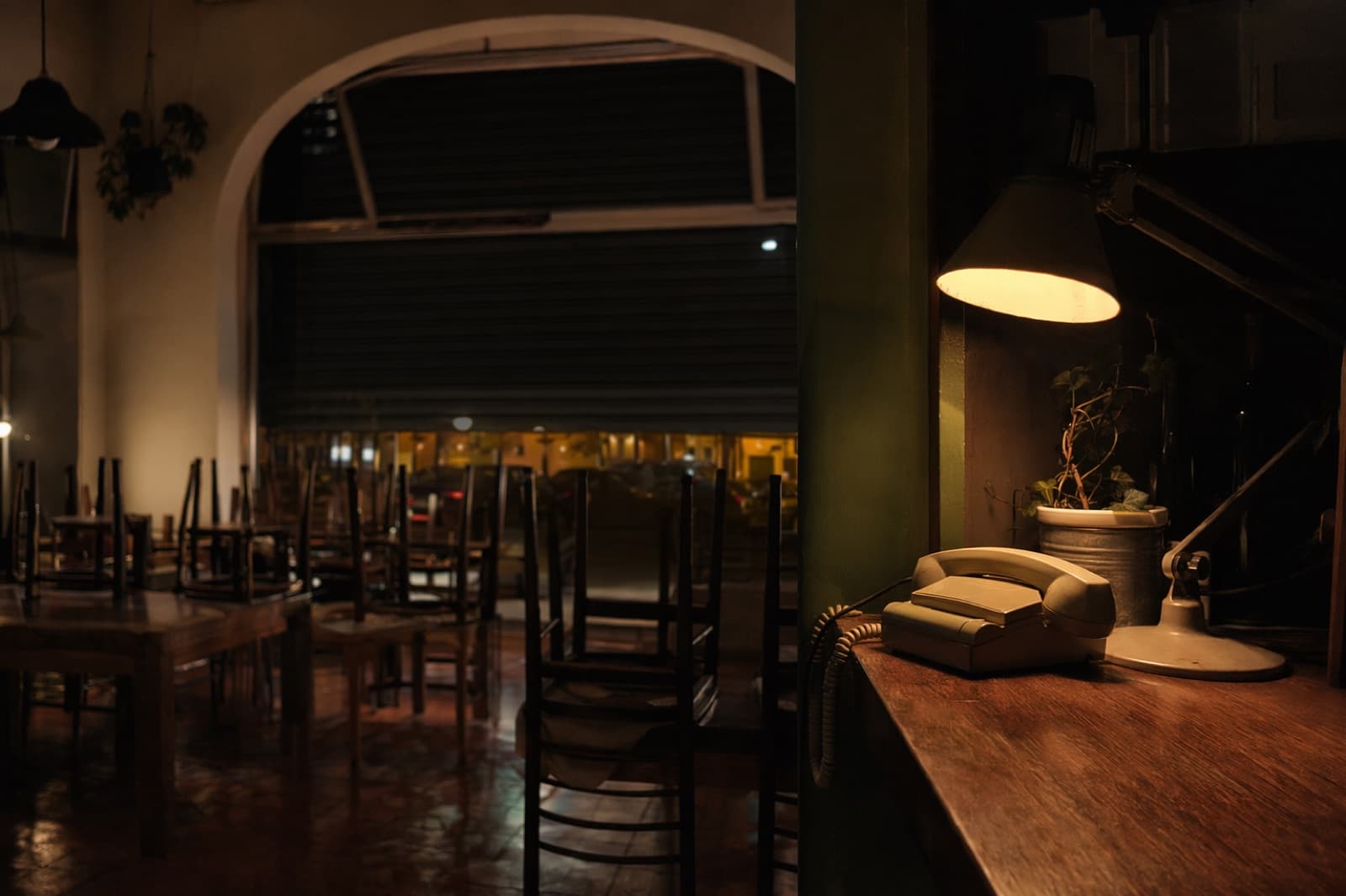 Nel giorno di chiusura il telefono del ristorante buio squilla a vuoto mentre un cliente cerca un tavolo per il sabato