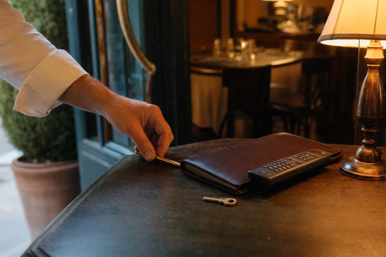 A fine servizio l'agenda delle prenotazioni resta aperta accanto alla cassa del ristorante, con nomi, numeri e note a portata di chiunque