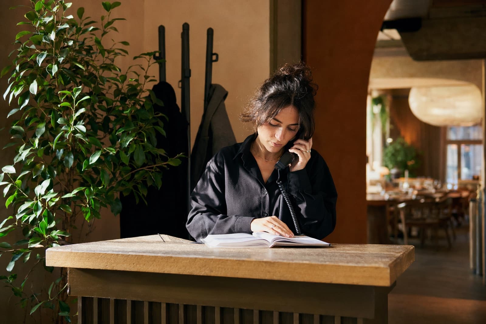 A mezzogiorno i telefoni di più sedi di una catena di ristoranti squillano insieme mentre i camerieri portano i piatti in sala